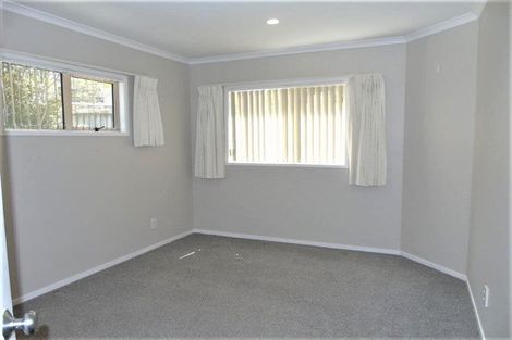 Photo of property in 52 Dress Circle, Newlands, Wellington, 6037