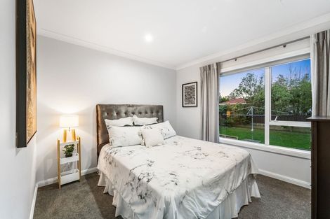 Photo of property in 28 Lydford Place, Glendene, Auckland, 0602