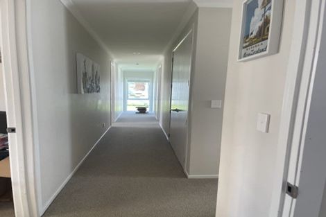 Photo of property in 18 Larmer Drive, Kumeu, 0810