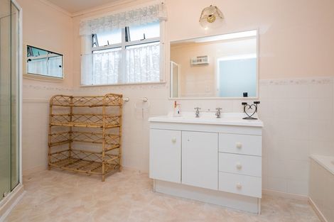 Photo of property in 14 Woburn Place, Takaro, Palmerston North, 4412