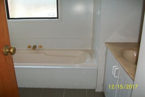 Photo of property in 10 Kayle Glen, West Harbour, Auckland, 0618