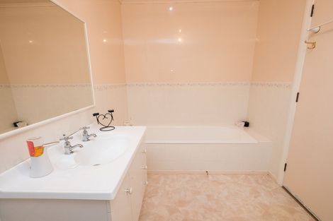 Photo of property in 14 Woburn Place, Takaro, Palmerston North, 4412