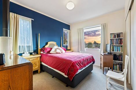 Photo of property in 2/30 Sunset Road, Unsworth Heights, Auckland, 0632