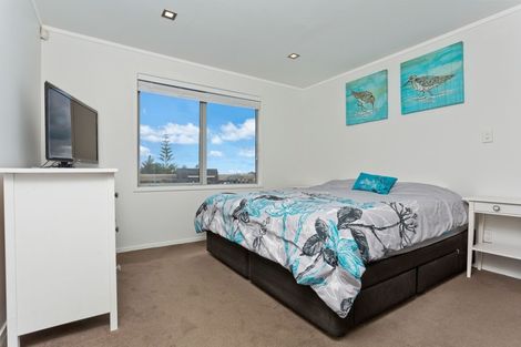 Photo of property in 17 Malters Place, Browns Bay, Auckland, 0630