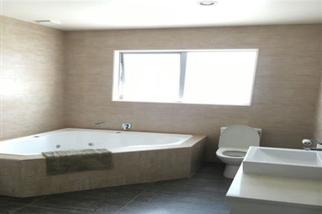 Photo of property in 12 Bintulu Place, Fairview Heights, Auckland, 0632