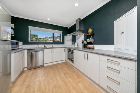 Photo of property in 63 Claverdon Drive, Massey, Auckland, 0614