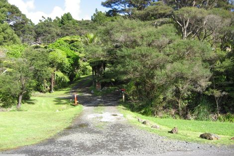 Photo of property in 68 Rauhuia Crescent, Parau, Auckland, 0604