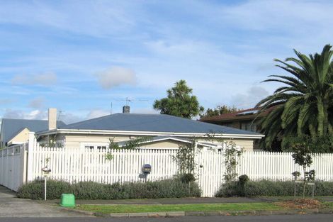 Photo of property in 42 Bradbury Road, Botany Downs, Auckland, 2010