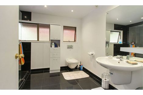 Photo of property in 74 Roberts Road, Glenfield, Auckland, 0629