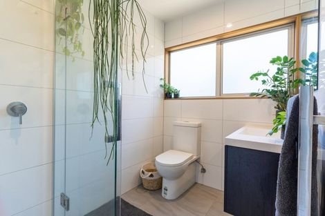 Photo of property in 2/76 Heathcote Road, Castor Bay, Auckland, 0620