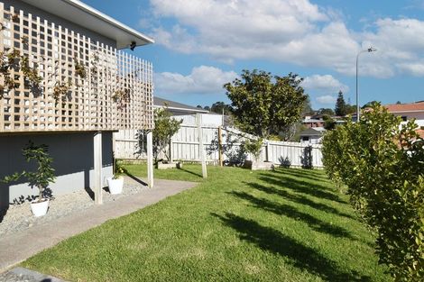 Photo of property in 1/41 Sungrove Rise, Sunnyvale, Auckland, 0612