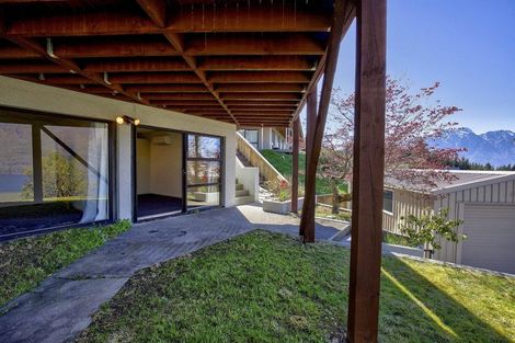 Photo of property in 92 Wynyard Crescent, Fernhill, Queenstown, 9300