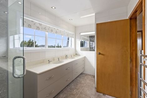 Photo of property in 30 Deuxberry Avenue, Northcote, Auckland, 0627