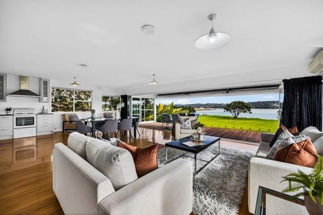 Photo of property in 70 Kiwi Esplanade, Mangere Bridge, Auckland, 2022
