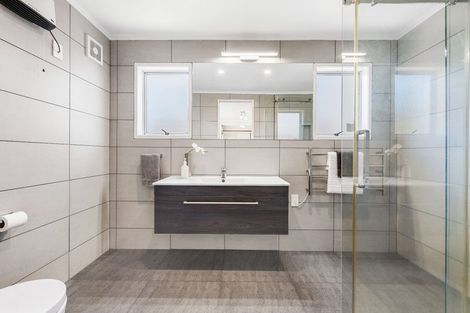 Photo of property in 10 Borrowdace Avenue, Botany Downs, Auckland, 2010