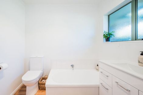 Photo of property in 7 Balmerino Grove, Waikanae, 5036