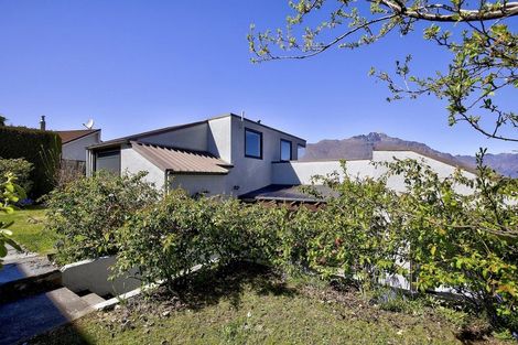 Photo of property in 92 Wynyard Crescent, Fernhill, Queenstown, 9300