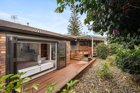 Photo of property in 37 Parkhill Road, Mellons Bay, Auckland, 2014