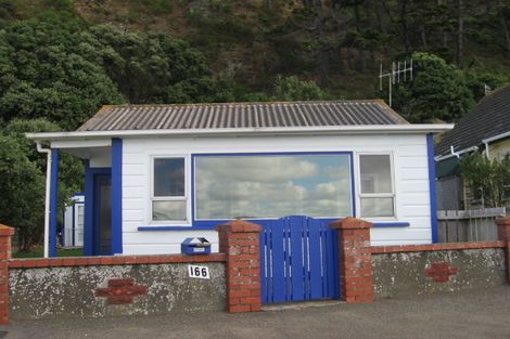 Photo of property in 166 Breaker Bay Road, Breaker Bay, Wellington, 6022