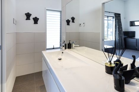 Photo of property in 15 Oceania Place, Mellons Bay, Auckland, 2014