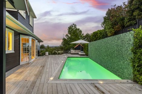 Photo of property in 16 Fenton Terrace, Cockle Bay, Auckland, 2014