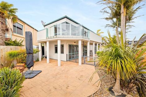 Photo of property in 122 Beach Road, Te Atatu Peninsula, Auckland, 0610