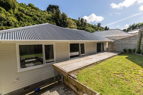 Photo of property in 68 Newlands Road, Newlands, Wellington, 6037