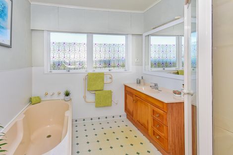 Photo of property in 1 Tanners Road, Mangere Bridge, Auckland, 2022