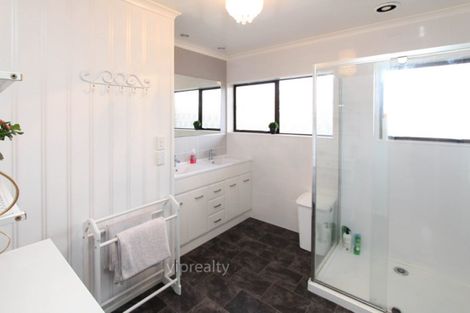 Photo of property in 2 Leo Place, Kawaha Point, Rotorua, 3010