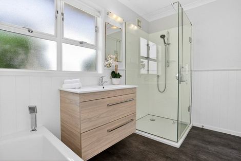 Photo of property in 15 Frieston Road, Milford, Auckland, 0620