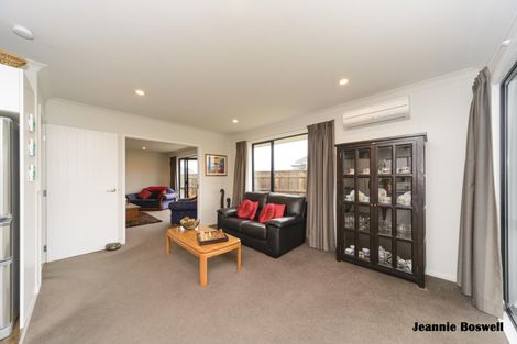 Photo of property in 35 Chestnut Close, Kelvin Grove, Palmerston North, 4414