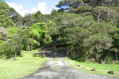 Photo of property in 70 Rauhuia Crescent, Parau, Auckland, 0604