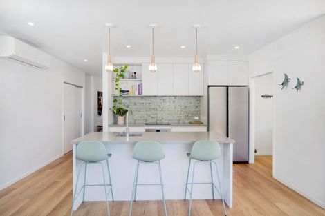 Photo of property in 10 Palm Drive, Whitianga, 3510