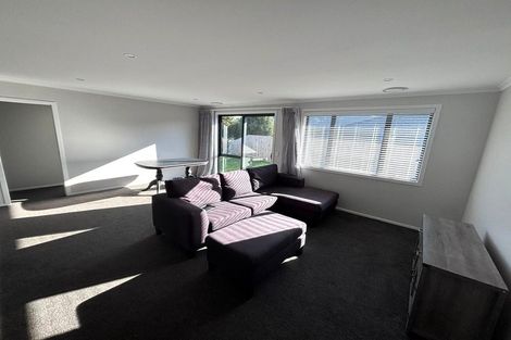 Photo of property in 5 Rewarewa Way, Timberlea, Upper Hutt, 5018