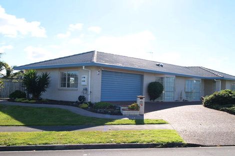 Photo of property in 1 John Lister Close, Golflands, Auckland, 2013