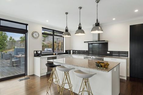 Photo of property in 16 Schopolo Place, Schnapper Rock, Auckland, 0632