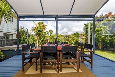 Photo of property in 1/6 Reynolds Place, Torbay, Auckland, 0630
