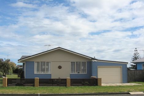 Photo of property in 45 Kahukura Avenue, Waitarere Beach, Levin, 5510