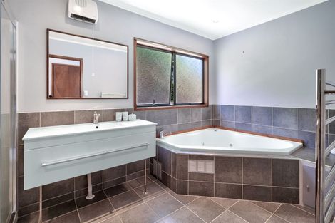 Photo of property in 3 Valdese Rise, Browns Bay, Auckland, 0630