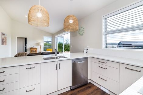 Photo of property in 1 Peregrine Place, Kinloch, Taupo, 3377