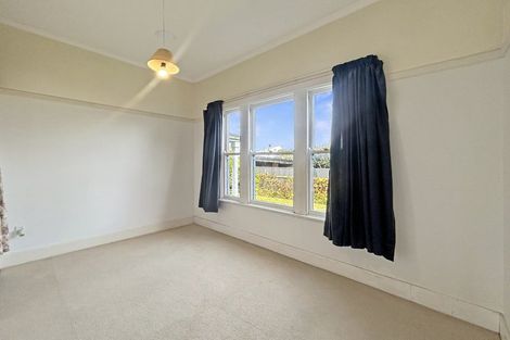 Photo of property in 102 Featherston Street, Takaro, Palmerston North, 4412