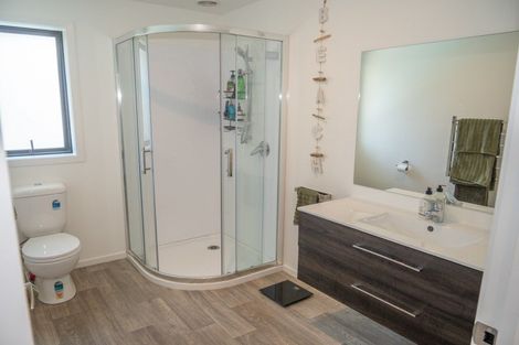 Photo of property in 24 Dudley Crescent, Cable Bay, 0420