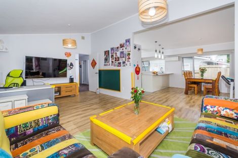 Photo of property in 71 Ravenwood Drive, Forrest Hill, Auckland, 0620