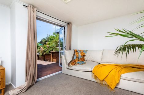 Photo of property in 18 Deuxberry Avenue, Northcote, Auckland, 0627
