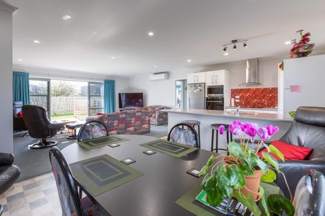 Photo of property in 1 Mckay Place, Dannevirke, 4930