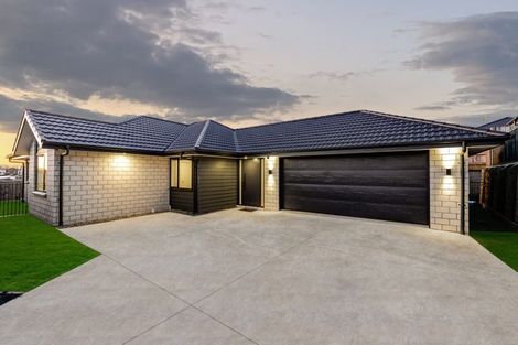 Photo of property in 16 North Ridge Drive, Rototuna North, Hamilton, 3210