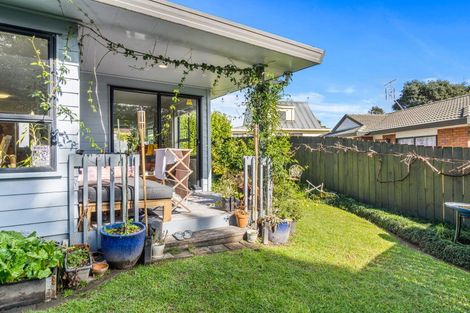 Photo of property in 9 Wyatt Place, Glendene, Auckland, 0602