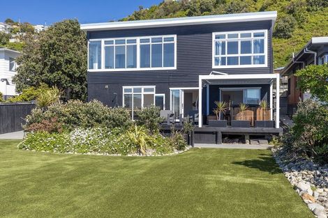 Photo of property in 277 Queens Drive, Lyall Bay, Wellington, 6022