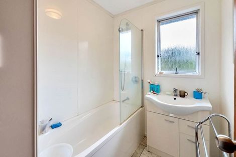 Photo of property in 1/6 Mcquoid Place, Glenfield, Auckland, 0629