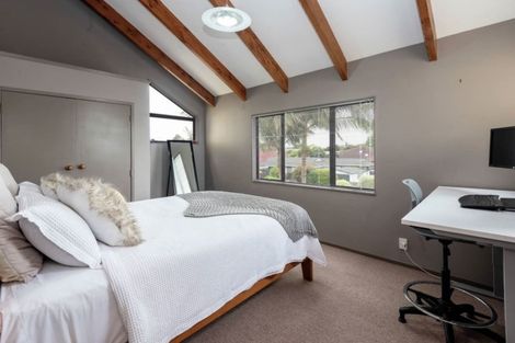 Photo of property in 33 Booralee Avenue, Botany Downs, Auckland, 2010